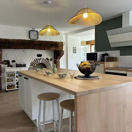 Authentique Avec Spa, Tennis Et Jardin Paysager - Draps Et Menage Inclus, Calme Campagnard. - Fr-1-489-540 Holiday home Chazemais